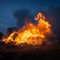 brennendes-osterfeuer-symbolbild.jpg