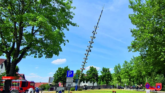 Maibaum umlegen im August von der Freiwilligen Feuerwehr Kranzberg. Bild mit Kalender