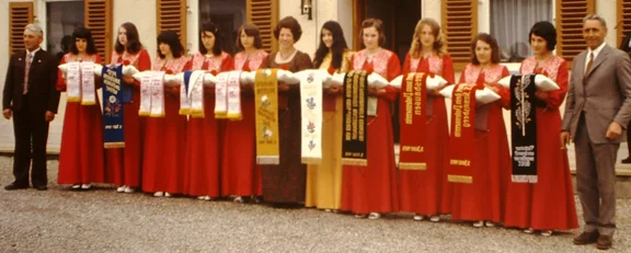 Festdamen 100 Jahre.png